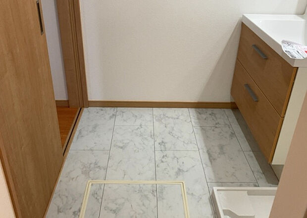 【脱衣場】多くの戸建て住宅で見かける洗面脱衣所は、洗面台と洗濯機が2畳ほどのスペースに並べられていて、洗面所が脱衣所を兼ね備えている間取りが一般的です。お客様が利用することもある、パブリックな空間でもあります。