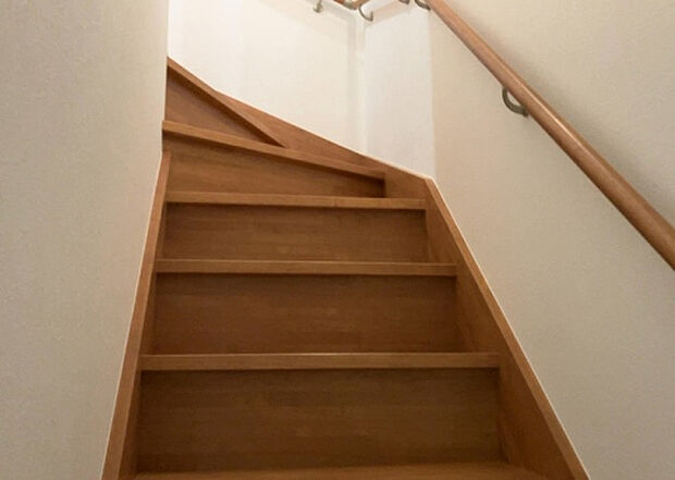 【内装】建物の上下階の通路である階段は、その位置によって動線や室内の印象が大きく左右されます。手摺にも重要な役割があり、転倒の防止・歩行や動作を円滑にして日常生活を支えることを主な目的として設置されています。