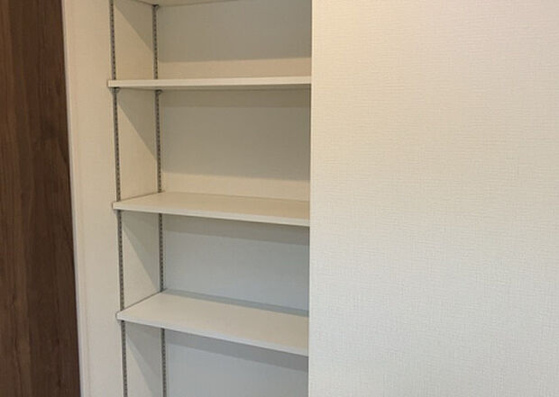 【脱衣場】多くの戸建て住宅で見かける洗面脱衣所は、洗面台と洗濯機が2畳ほどのスペースに並べられていて、洗面所が脱衣所を兼ね備えている間取りが一般的です。お客様が利用することもある、パブリックな空間でもあります。