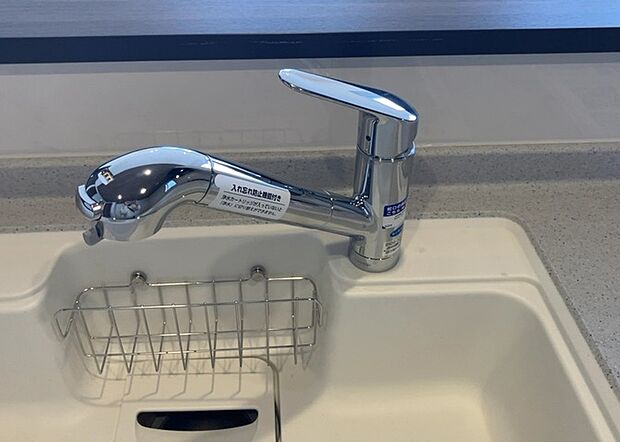 【キッチン水栓】キッチン水栓は、毎日必ず使うものだからこそ、使いやすさが重要です。シャワーヘッドの切り替えがスムーズか、吐水量が調節できるか、水しぶきが飛び散りにくい構造か、浄水機能が付いているかなど、日々の家事を快適にするための機能が数多くあります。また、デザインも多種多様なので、キッチン全体の雰囲気に合わせたものを選ぶことができます。