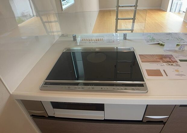 【キッチンコンロ】キッチンコンロは、料理の質を大きく左右する重要な設備です。火力調整のしやすさ、グリル機能の有無、安全装置の充実度など、選ぶポイントがたくさんあります。特に、IHクッキングヒーターは、お手入れのしやすさや安全性が高く、近年人気が高まっています。