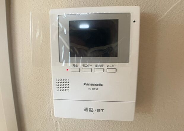 【ＴＶモニター付きインターホン】TVモニター付きインターホンは、来訪者の顔を確認できるだけでなく、音声でやり取りすることもできるため、セキュリティ面で安心できる設備です。モニター画面が大きく見やすいもの、夜間でも来訪者をしっかりと確認できるものなど、機能性を重視したいところです。