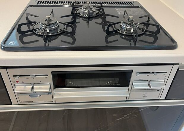 【キッチンコンロ】キッチンコンロは、料理の質を大きく左右する重要な設備です。火力調整のしやすさ、グリル機能の有無、安全装置の充実度など、選ぶポイントがたくさんあります。特に、IHクッキングヒーターは、お手入れのしやすさや安全性が高く、近年人気が高まっています。