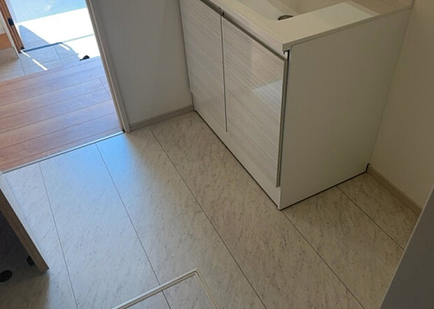 【脱衣場】多くの戸建て住宅で見かける洗面脱衣所は、洗面台と洗濯機が2畳ほどのスペースに並べられていて、洗面所が脱衣所を兼ね備えている間取りが一般的です。お客様が利用することもある、パブリックな空間でもあります。