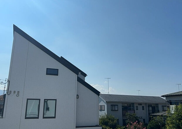 【物件からの展望】眺望を気にして物件を探す場合、前面に建物が建っていないか現地で確認しましょう！前面に建物があると景色はもちろん、日当たりや風通しにも影響が出てきます。住んだ時のことを想像しながら現地見学をしましょう。