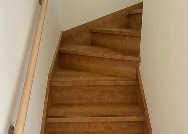 【内装】建物の上下階の通路である階段は、その位置によって動線や室内の印象が大きく左右されます。手摺にも重要な役割があり、転倒の防止・歩行や動作を円滑にして日常生活を支えることを主な目的として設置されています。