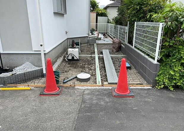 【駐車場】駐車場と明記されていても、最小スペースでつくられた駐車場だと大型車は駐車できなかったり、出入りしにくくなったりする可能性があります。お車のサイズと購入したい物件の駐車場のサイズを現地で確認しましょう。