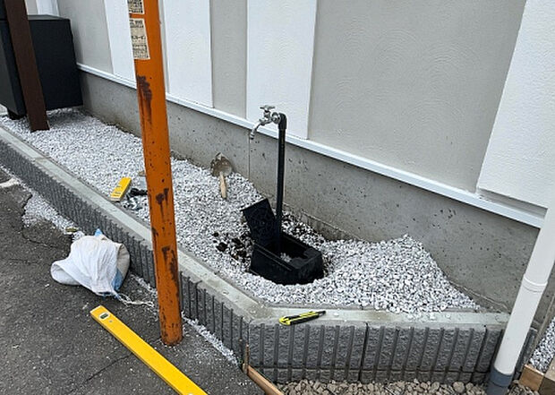 【その他設備】敷地内には、散水栓や立水栓があります。水道水を直接利用できるため、水を運ぶ手間を省くことが出来ます。大量の水を必要とする洗車作業や清掃などに役立ちます。その他設備とあわせて、現地でご確認ください。