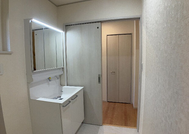 【脱衣場】多くの戸建て住宅で見かける洗面脱衣所は、洗面台と洗濯機が2畳ほどのスペースに並べられていて、洗面所が脱衣所を兼ね備えている間取りが一般的です。お客様が利用することもある、パブリックな空間でもあります。