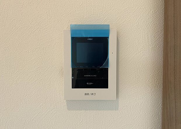 【TVモニター付きインターホン】TVモニター付きインターホンは、来訪者の顔を確認できるだけでなく、音声でやり取りすることもできるため、セキュリティ面で安心できる設備です。モニター画面が大きく見やすいもの、夜間でも来訪者をしっかりと確認できるものなど、機能性を重視したいところです。