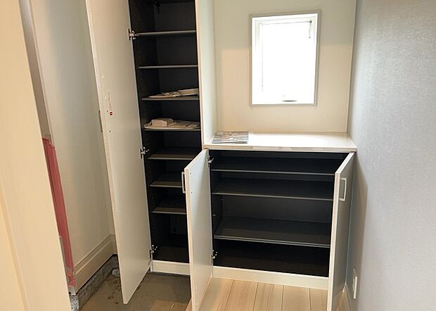 【玄関収納】玄関収納は、靴や傘、コートなどをスッキリと収納できるだけでなく、来客時に見せる顔となるため、家の顔とも言えます。収納量だけでなく、デザイン性も重視したいところです。ミラー付きの収納であれば、外出前の身だしなみチェックにも便利です。