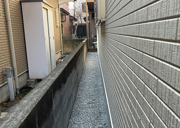 【庭】庭があることでガーデニングや家庭菜園はもちろん、こどもの遊び場やペットを放して遊ぶことができます。また、家の周囲に余裕があるということです。隣地との間があれば、十分な日当たりと、風通しが確保できます。