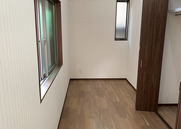 【洋室】洋室のメリットは重い家具が置きやすく、身の回りが整理しやすいことです。 床がフローリングのため畳とは異なり凹みにくいです。 クローゼットなど収納が豊富で、普段使わない旅行カバンや服の整頓も簡単にです。