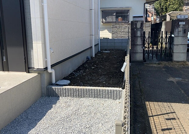 【庭】庭があることでガーデニングや家庭菜園はもちろん、こどもの遊び場やペットを放して遊ぶことができます。また、家の周囲に余裕があるということです。隣地との間があれば、十分な日当たりと、風通しが確保できます。