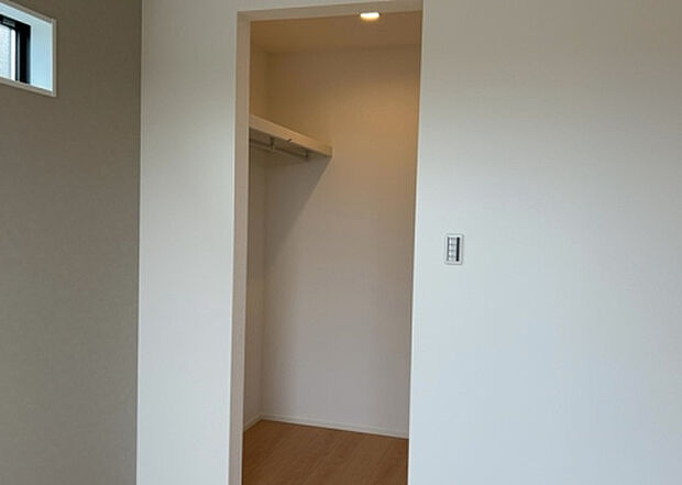 【ウォークインクローゼット】ウォークインクローゼットがあれば、クローゼット内でコーディネートが完成できますし、季節の変わり目に行う衣替えの手間も省けます。また、スーツケースなど大きいものもしまうことができ使い勝手がよいです。