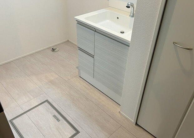 【脱衣場】多くの戸建て住宅で見かける洗面脱衣所は、洗面台と洗濯機が2畳ほどのスペースに並べられていて、洗面所が脱衣所を兼ね備えている間取りが一般的です。お客様が利用することもある、パブリックな空間でもあります。