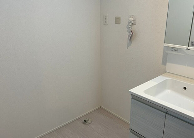 【ランドリースペース】ランドリースペースも気になります。洗濯機置場があり「洗う、干す、取り込む、アイロンがけ、たたむ」など、洗濯に関する家事をするための空間です。広さや収納など付帯設備も含めて、詳細は現地でご確認ください。