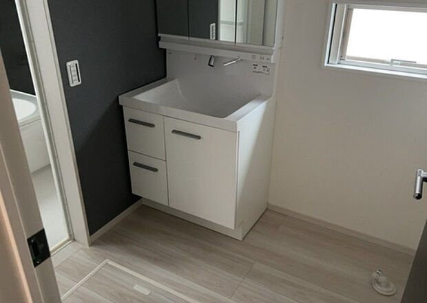 【脱衣場】多くの戸建て住宅で見かける洗面脱衣所は、洗面台と洗濯機が2畳ほどのスペースに並べられていて、洗面所が脱衣所を兼ね備えている間取りが一般的です。お客様が利用することもある、パブリックな空間でもあります。