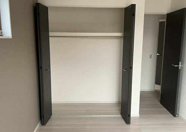 【ウォークインクローゼット】ウォークインクローゼットがあれば、クローゼット内でコーディネートが完成できますし、季節の変わり目に行う衣替えの手間も省けます。また、スーツケースなど大きいものもしまうことができ使い勝手がよいです。