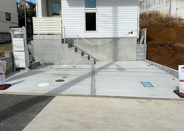 【駐車場】駐車場と明記されていても、最小スペースでつくられた駐車場だと大型車は駐車できなかったり、出入りしにくくなったりする可能性があります。お車のサイズと購入したい物件の駐車場のサイズを現地で確認しましょう。