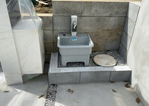 【その他設備】敷地内には、散水栓や立水栓があります。水道水を直接利用できるため、水を運ぶ手間を省くことが出来ます。大量の水を必要とする洗車作業や清掃などに役立ちます。その他設備とあわせて、現地でご確認ください。