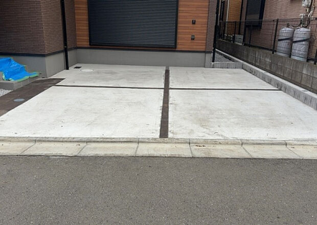 【駐車場】駐車場と明記されていても、最小スペースでつくられた駐車場だと大型車は駐車できなかったり、出入りしにくくなったりする可能性があります。お車のサイズと購入したい物件の駐車場のサイズを現地で確認しましょう。