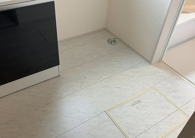 【脱衣場】多くの戸建て住宅で見かける洗面脱衣所は、洗面台と洗濯機が2畳ほどのスペースに並べられていて、洗面所が脱衣所を兼ね備えている間取りが一般的です。お客様が利用することもある、パブリックな空間でもあります。