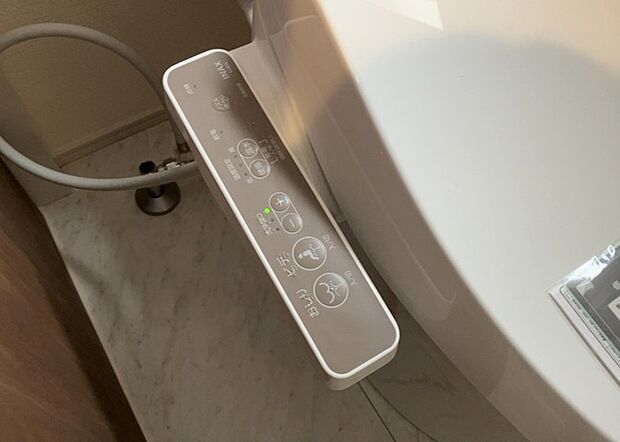 【ウォシュレット（リモコン）】ウォシュレットは、衛生面だけでなく、快適性も向上させる便利な設備です。洗浄機能の種類や水温調節機能など、様々な機能が付いたものが多くあります。リモコンも、操作が簡単で、使いやすいものを選びましょう。