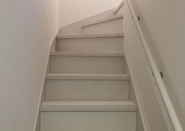 【内装】建物の上下階の通路である階段は、その位置によって動線や室内の印象が大きく左右されます。手摺にも重要な役割があり、転倒の防止・歩行や動作を円滑にして日常生活を支えることを主な目的として設置されています。