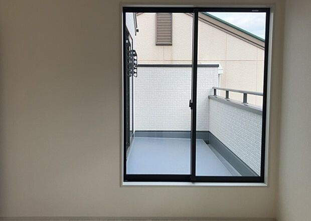 【洋室】洋室のメリットは重い家具が置きやすく、身の回りが整理しやすいことです。 床がフローリングのため畳とは異なり凹みにくいです。 クローゼットなど収納が豊富で、普段使わない旅行カバンや服の整頓も簡単にです。