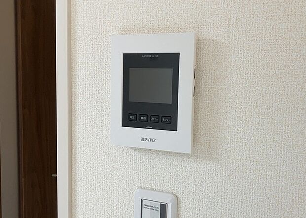 【ＴＶモニター付きインターホン】TVモニター付きインターホンは、来訪者の顔を確認できるだけでなく、音声でやり取りすることもできるため、セキュリティ面で安心できる設備です。モニター画面が大きく見やすいもの、夜間でも来訪者をしっかりと確認できるものなど、機能性を重視したいところです。
