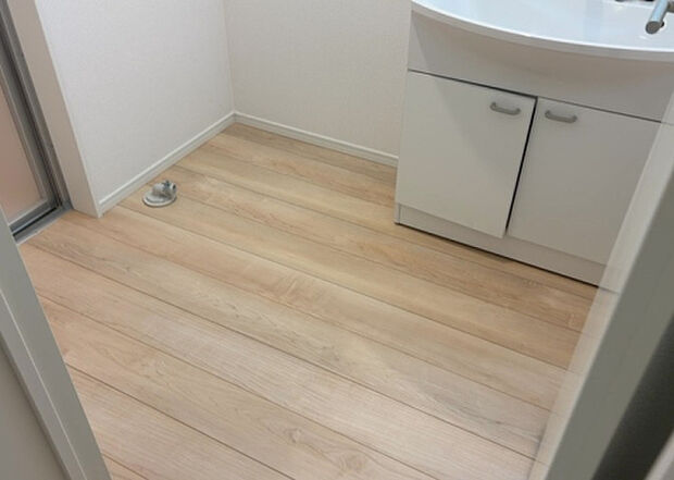 【脱衣場】多くの戸建て住宅で見かける洗面脱衣所は、洗面台と洗濯機が2畳ほどのスペースに並べられていて、洗面所が脱衣所を兼ね備えている間取りが一般的です。お客様が利用することもある、パブリックな空間でもあります。