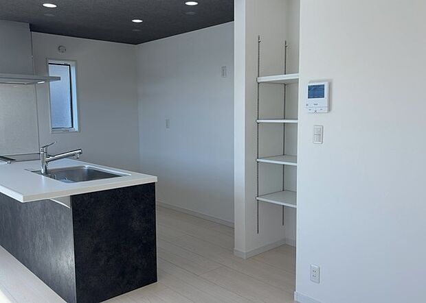 【給湯器リモコン】給湯器リモコンは、お風呂の温度設定やタイマー設定など、お風呂を快適に楽しむために欠かせないものです。液晶画面が大きく見やすいもの、操作ボタンが分かりやすいものなど、使いやすさが重要です。また、エコ機能が付いているものなら、光熱費の節約にもつながります。