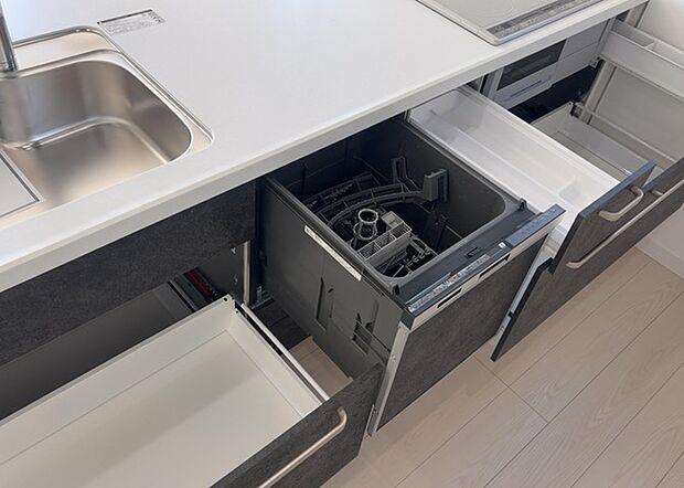 【キッチン床下収納】キッチン床下収納は、調理器具や食器などをスッキリと収納できる便利なスペースです。収納量が多いもの、引き出しがスムーズに開閉するものなど、使い勝手の良いものを選ぶことが大切です。また、湿気がこもりやすい場所なので、通気性の良いものを選ぶこともおすすめです。