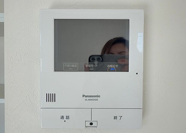 【ＴＶモニター付きインターホン】TVモニター付きインターホンは、来訪者の顔を確認できるだけでなく、音声でやり取りすることもできるため、セキュリティ面で安心できる設備です。モニター画面が大きく見やすいもの、夜間でも来訪者をしっかりと確認できるものなど、機能性を重視したいところです。