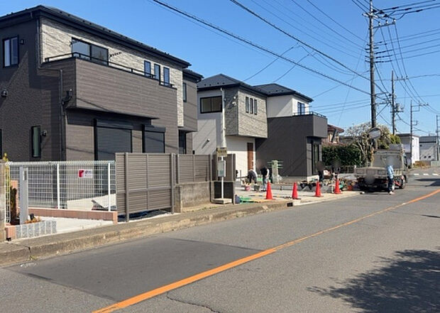 【前面道路含む現地写真_2】お持ちの車種によっては前面道路が広い方が便利でしょう。しかし、前面道路が広ければその分交通量が多くなるため、騒音などが気になる場合があります。実際に現地を見学し、周辺交通量や騒音などを確認しましょう！