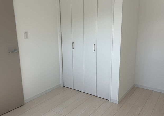 【洋室】洋室のメリットは重い家具が置きやすく、身の回りが整理しやすいことです。 床がフローリングのため畳とは異なり凹みにくいです。 クローゼットなど収納が豊富で、普段使わない旅行カバンや服の整頓も簡単にです。