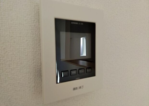 【ＴＶモニター付きインターホン】TVモニター付きインターホンは、来訪者の顔を確認できるだけでなく、音声でやり取りすることもできるため、セキュリティ面で安心できる設備です。モニター画面が大きく見やすいもの、夜間でも来訪者をしっかりと確認できるものなど、機能性を重視したいところです。
