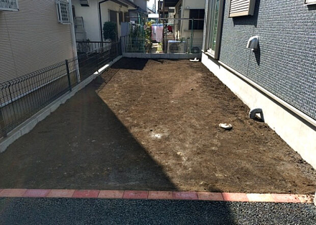 【庭】庭があることでガーデニングや家庭菜園はもちろん、こどもの遊び場やペットを放して遊ぶことができます。また、家の周囲に余裕があるということです。隣地との間があれば、十分な日当たりと、風通しが確保できます。