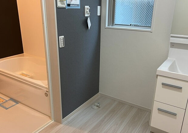 【ランドリースペース】ランドリースペースも気になります。洗濯機置場があり「洗う、干す、取り込む、アイロンがけ、たたむ」など、洗濯に関する家事をするための空間です。広さや収納など付帯設備も含めて、詳細は現地でご確認ください。