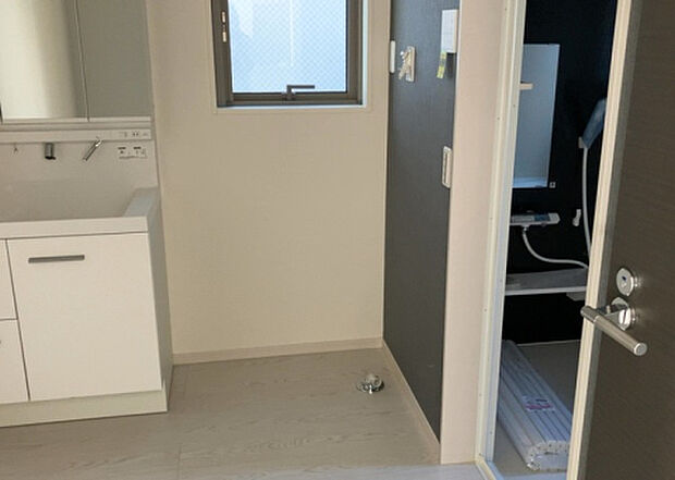 【ランドリースペース】ランドリースペースも気になります。洗濯機置場があり「洗う、干す、取り込む、アイロンがけ、たたむ」など、洗濯に関する家事をするための空間です。広さや収納など付帯設備も含めて、詳細は現地でご確認ください。