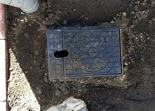 【外水栓】外水栓は、庭の水やりや洗車など、様々な用途に使える便利な設備です。ホースがしっかりと接続できるもの、水圧が安定しているものなど、使い勝手の良いものを選びましょう。また、凍結防止機能が付いているものなら、冬場でも安心して使用できます。