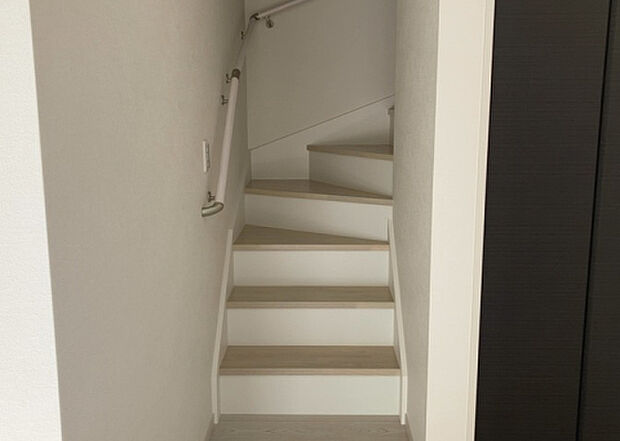 【内装】建物の上下階の通路である階段は、その位置によって動線や室内の印象が大きく左右されます。手摺にも重要な役割があり、転倒の防止・歩行や動作を円滑にして日常生活を支えることを主な目的として設置されています。