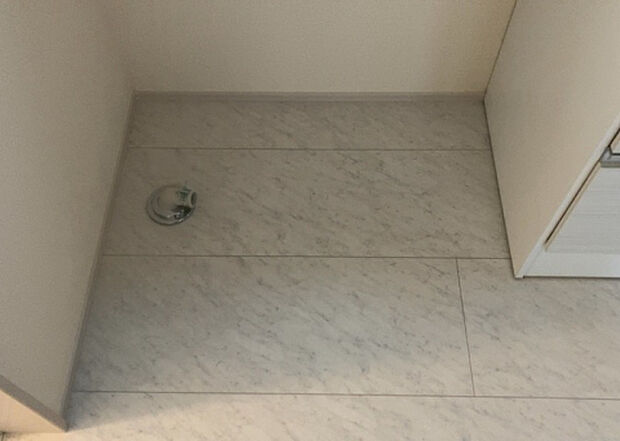 【ランドリースペース】ランドリースペースも気になります。洗濯機置場があり「洗う、干す、取り込む、アイロンがけ、たたむ」など、洗濯に関する家事をするための空間です。広さや収納など付帯設備も含めて、詳細は現地でご確認ください。