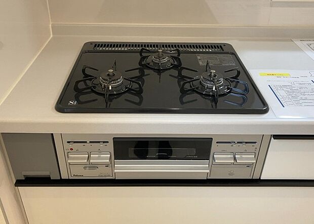 【キッチンコンロ】キッチンコンロは、料理の質を大きく左右する重要な設備です。火力調整のしやすさ、グリル機能の有無、安全装置の充実度など、選ぶポイントがたくさんあります。特に、IHクッキングヒーターは、お手入れのしやすさや安全性が高く、近年人気が高まっています。