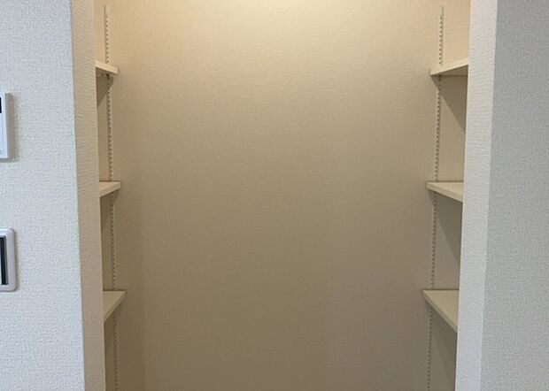 【キッチン床下収納】キッチン床下収納は、調理器具や食器などをスッキリと収納できる便利なスペースです。収納量が多いもの、引き出しがスムーズに開閉するものなど、使い勝手の良いものを選ぶことが大切です。また、湿気がこもりやすい場所なので、通気性の良いものを選ぶこともおすすめです。