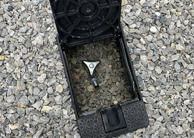 【その他設備】敷地内には、散水栓や立水栓があります。水道水を直接利用できるため、水を運ぶ手間を省くことが出来ます。大量の水を必要とする洗車作業や清掃などに役立ちます。その他設備とあわせて、現地でご確認ください。