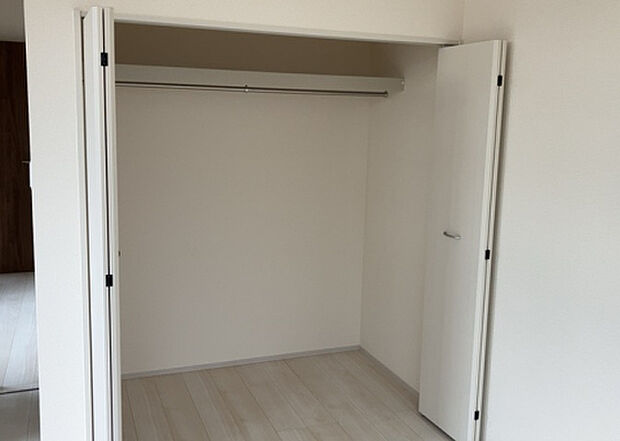 【ウォークインクローゼット】ウォークインクローゼットがあれば、クローゼット内でコーディネートが完成できますし、季節の変わり目に行う衣替えの手間も省けます。また、スーツケースなど大きいものもしまうことができ使い勝手がよいです。