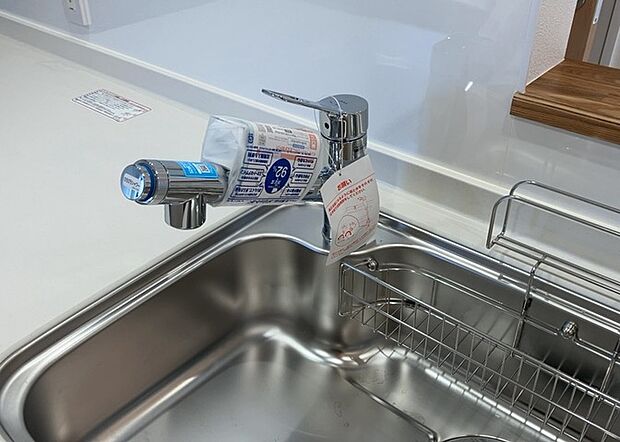 【キッチン水栓】キッチン水栓は、毎日必ず使うものだからこそ、使いやすさが重要です。シャワーヘッドの切り替えがスムーズか、吐水量が調節できるか、水しぶきが飛び散りにくい構造か、浄水機能が付いているかなど、日々の家事を快適にするための機能が数多くあります。また、デザインも多種多様なので、キッチン全体の雰囲気に合わせたものを選ぶことができます。