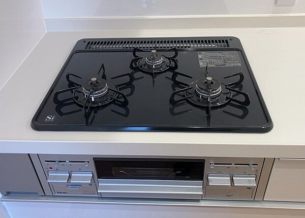 【キッチンコンロ】キッチンコンロは、料理の質を大きく左右する重要な設備です。火力調整のしやすさ、グリル機能の有無、安全装置の充実度など、選ぶポイントがたくさんあります。特に、IHクッキングヒーターは、お手入れのしやすさや安全性が高く、近年人気が高まっています。